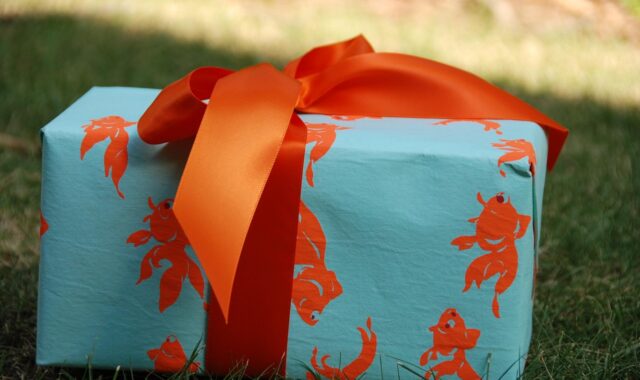 gift, present, happy birthday, wrapped, wrapping, bow, ribbon, box, celebration, decoration, paper, package, happy, new, design, wrap, festive, decor, creative