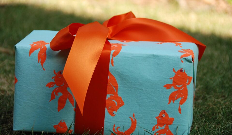 gift, present, happy birthday, wrapped, wrapping, bow, ribbon, box, celebration, decoration, paper, package, happy, new, design, wrap, festive, decor, creative