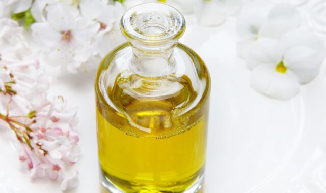 glass, bottle, oil, wellness, flowers, massage, aromatherapy, beautiful flowers, health, spa, flower background, relaxation, care, perfume, flower wallpaper, relax, fragrance, nature, cosmetics