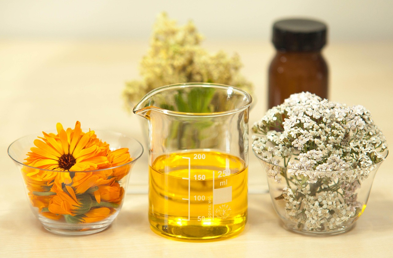 filipendula ulmaria, meadowsweet, achillea millefolium, yarrow, calendula officinalis, pot marigold, beaker, jojoba oil, wide-mouth round uv glass bottle, infused oil, macerated oil, diy, diy skin care, yarrow, yarrow, beaker, beaker, jojoba oil, jojoba oil, jojoba oil, jojoba oil, jojoba oil, diy, diy, diy